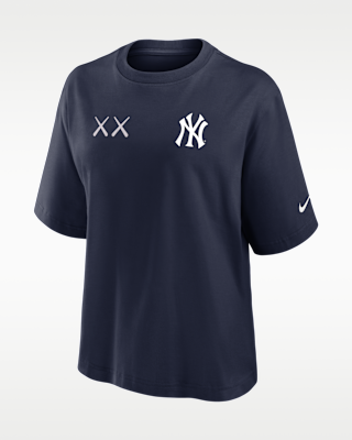 New York Yankees Boxy Women's Nike x KAWS MLB T-Shirt. Nike.com